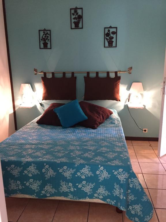Meuble De Tourisme "Au Bord De La Mare" Villa Salazie Kültér fotó